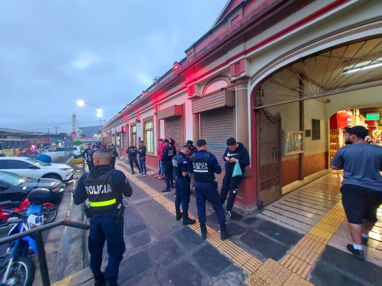 En el Mercado Municipal se centró el operativo para detener a presuntos cobradores de la modalidad "gota a gota"
