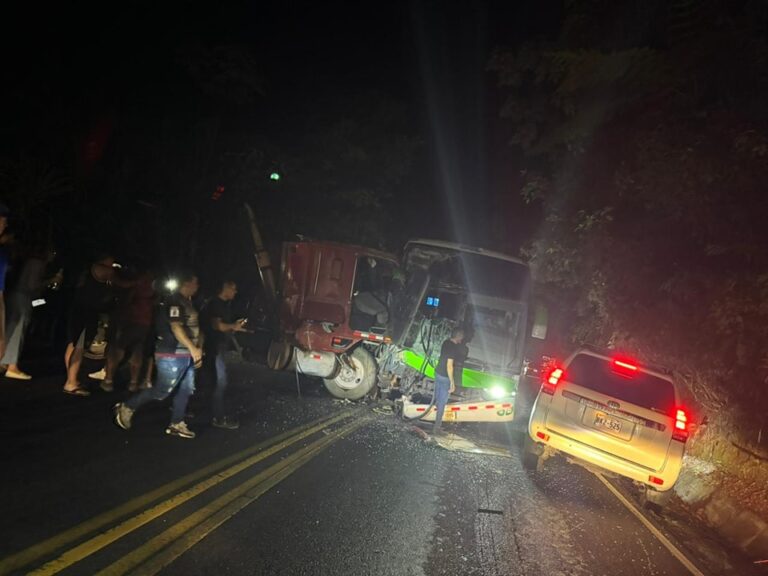 CHOQUE DE BUS Y CAMIÓN EN LA 32, DEJA 42 PERSONAS AFECTADAS