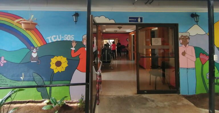 HOGAR DE ANCIANOS DE SAN ISIDRO ESTRENA MURAL ELABORADO POR ESTUDIANTES DE FARMACIA