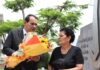 OIJ RINDE HOMENAJE A AGENTES CAÍDOS EN EL CUMPLIMIENTO DEL DEBER Felicia Gómez madre de Jeiner Gómez, agente del OIJ asesinado en Tirrases de Curridabat, en un operativo el año pasado, durante la develación de la placa en su honor.