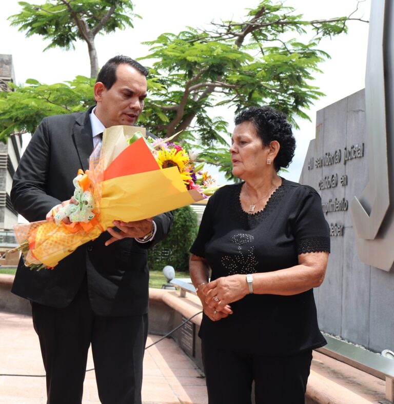 Felicia Gómez madre de Jeiner Gómez, agente del OIJ asesinado en Tirrases de Curridabat, en un operativo el año pasado,  durante la develación de la placa en su honor.  