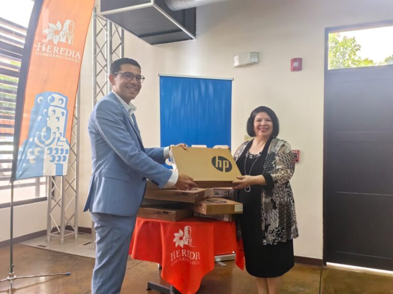 CENTRO CÍVICO GUARARÍ RECIBE DONACIÓN DE COMPUTADORAS