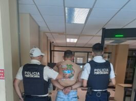 El policía penitenciario de apellidos González Orellana empezaba turno la noche de este sábado 22 de junio en la cárcel en Alajuela, cuando fue detenido.