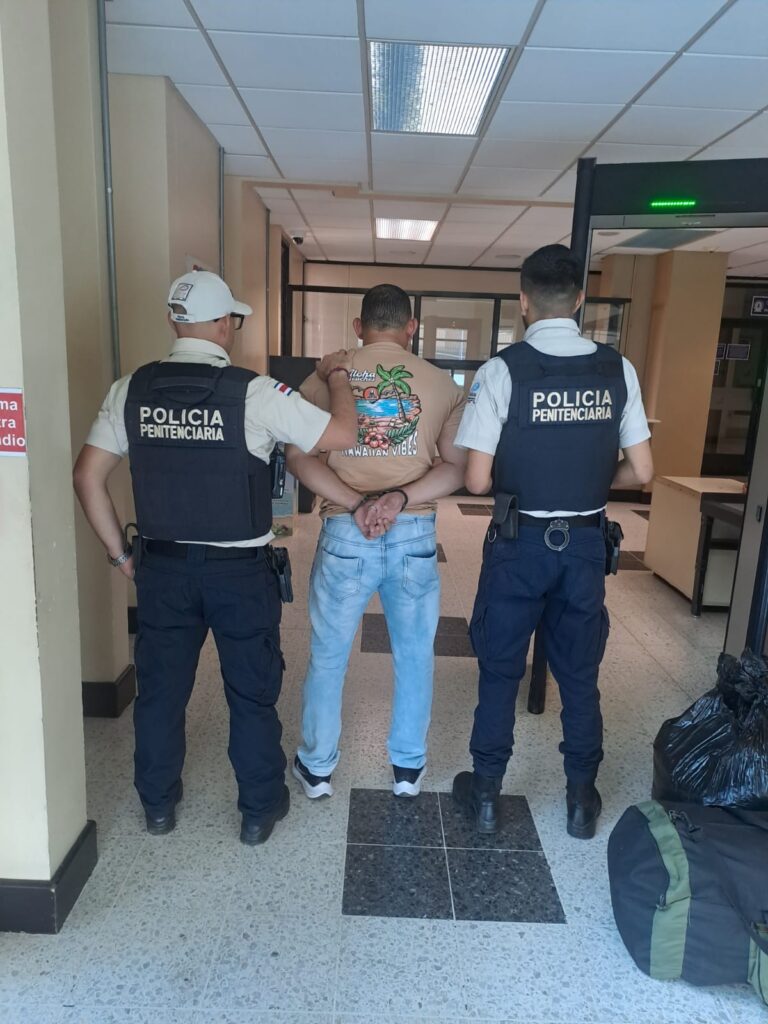El policía penitenciario de apellidos González Orellana empezaba turno la noche de este sábado 22 de junio en la cárcel en Alajuela, cuando fue detenido.