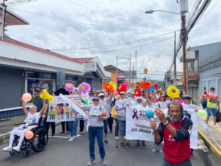 ADULTOS MAYORES CELEBRARON «POR MEDIA CALLE»