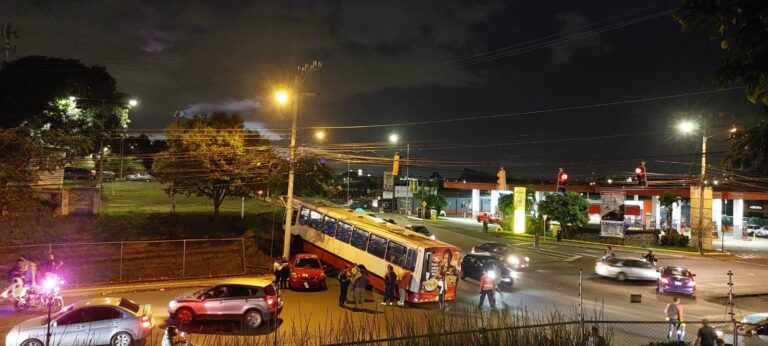 CHOQUE DE BUS Y CUATRO CARROS EN TIBÁS