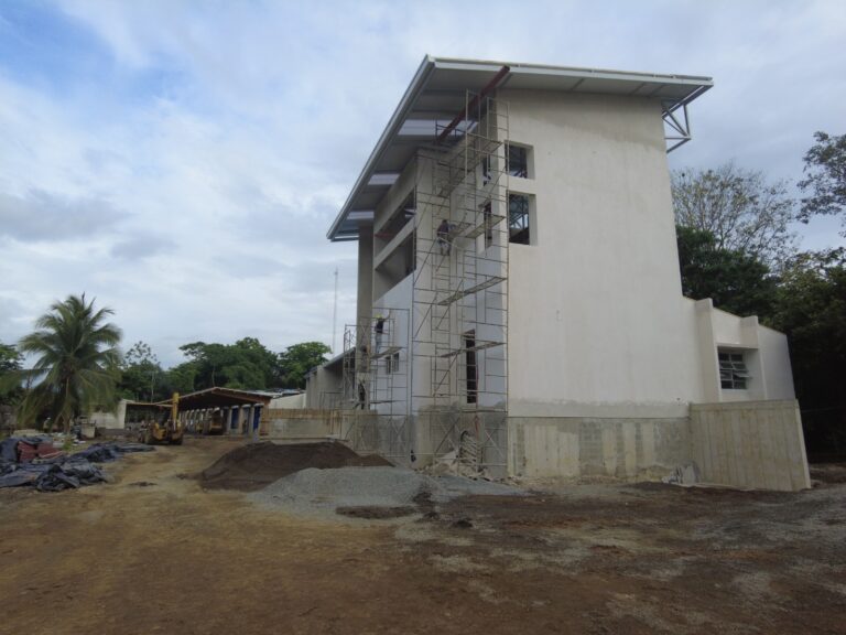 INA CONSTRUYE EN SARAPIQUÍ EL PRIMER TALLER DE CUERDAS Y CABLES PARA TURISMO DE AVENTURA DEL PAÍS