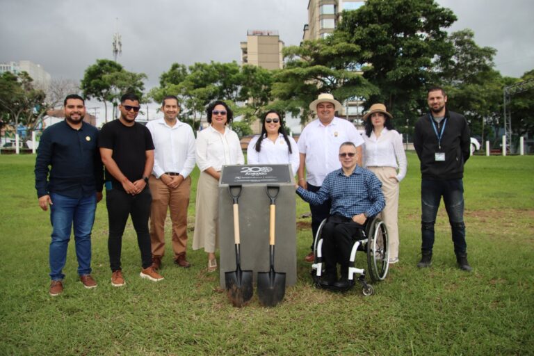 SIEMBRAN ÁRBOL DE GUANACASTE EN LA SABANA COMO PARTE DE LA CELEBRACIÓN DE LOS 200 AÑOS DE LA ANEXIÓN