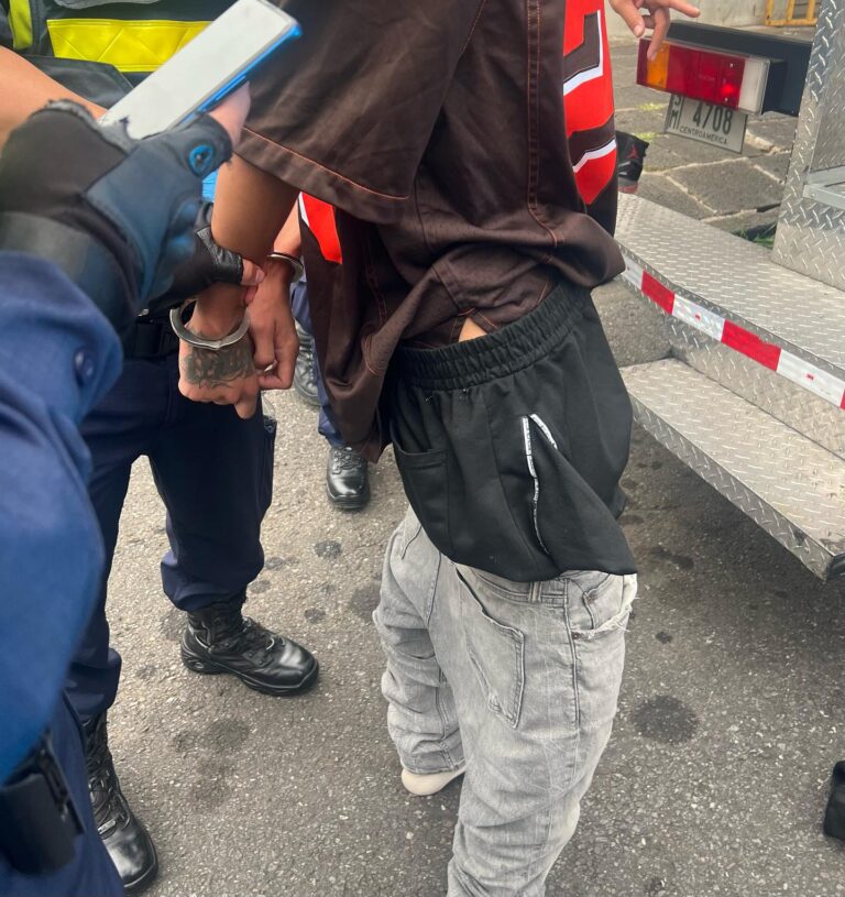 DETIENEN SUJETO CON PISTOLA DENTRO DEL ZAPATO