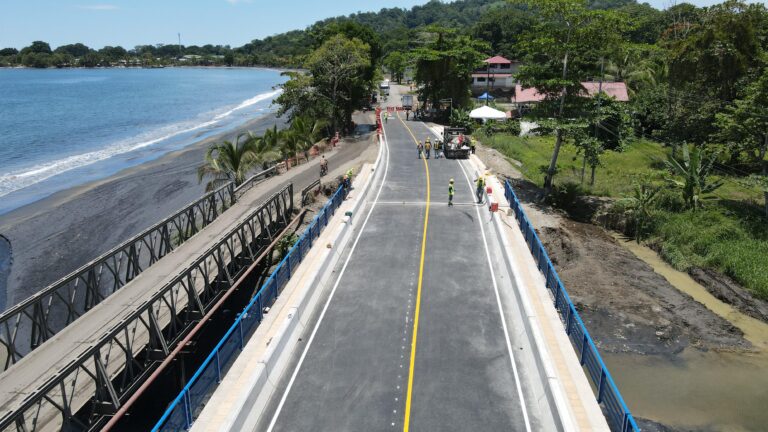 NUEVO PUENTE DA ACCESO A PUERTO VIEJO DE TALAMANCA