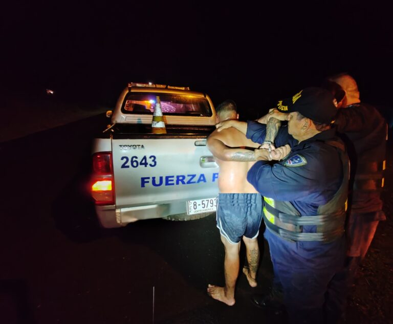 SUJETO RETUVO A SUS HIJOS MENORES DE EDAD Y LOS AMENAZABA CON MACHETE