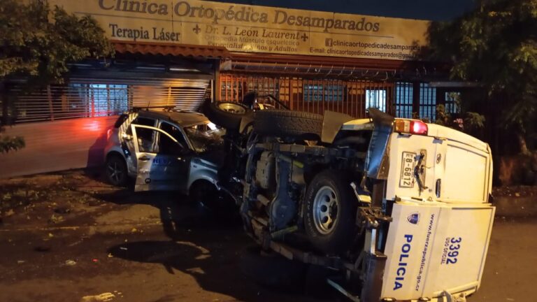 PATRULLA COLISIONA Y VUELCA EN DESAMPARADOS