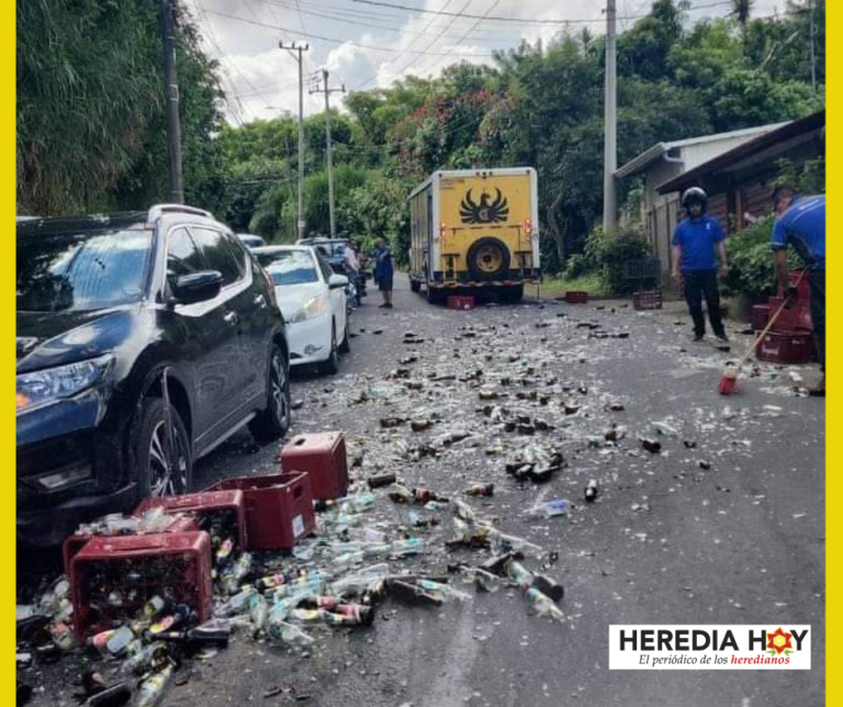 CAMIÓN DE LA CERVECERÍA PIERDE PARTE DE LA CARGA