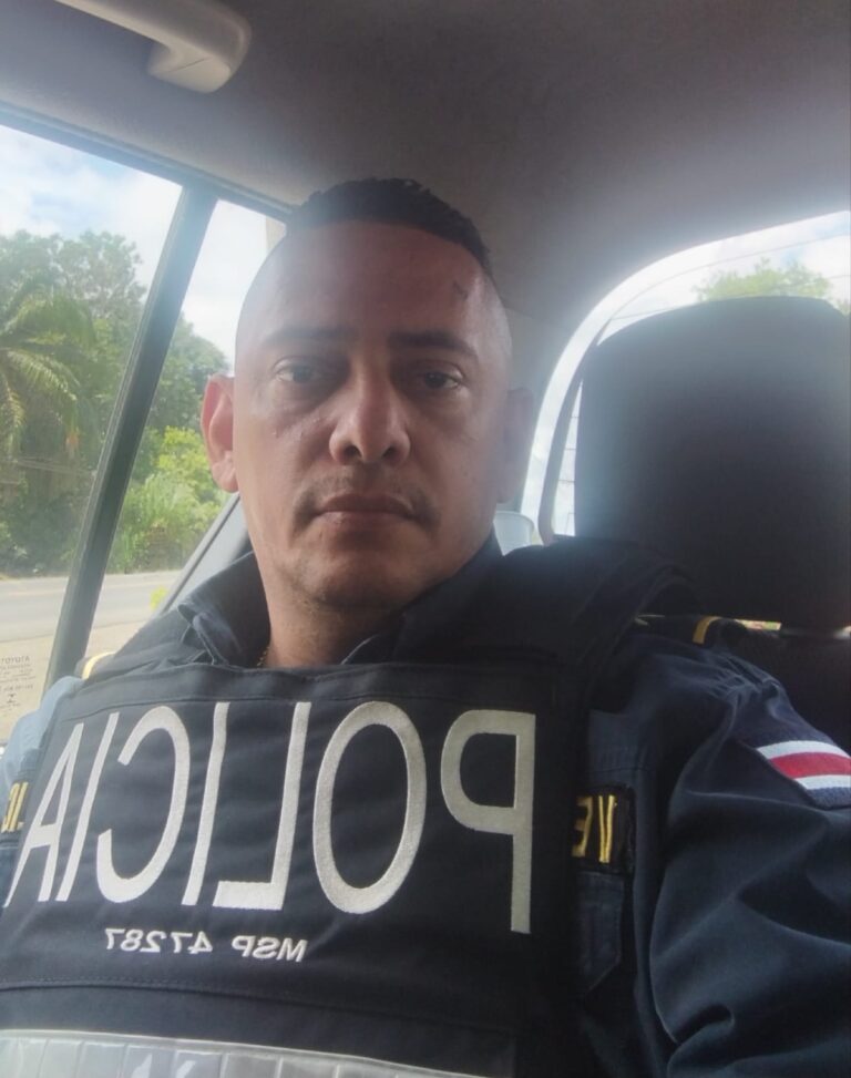 VEHICULO EMBISTE A DOS POLICÍAS EN QUEPOS