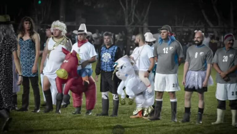 PARTIDO CON BOTAS Y DISFRACES PARA CELEBRAR A SAN FRANCISCO