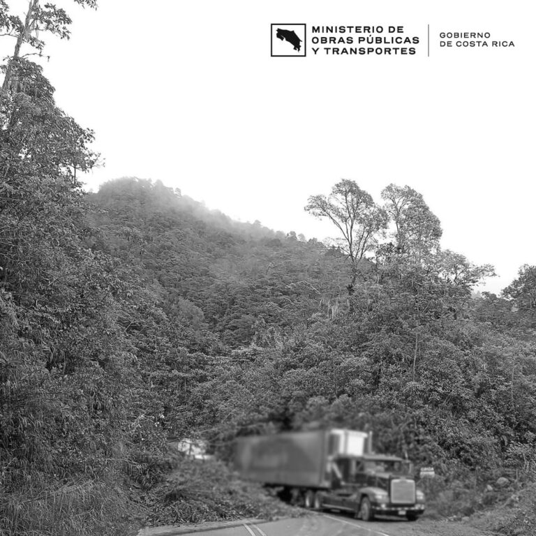 PESE A DERRUMBES, CONDUCTORES TRANSITAN POR RUTAS CERRADAS