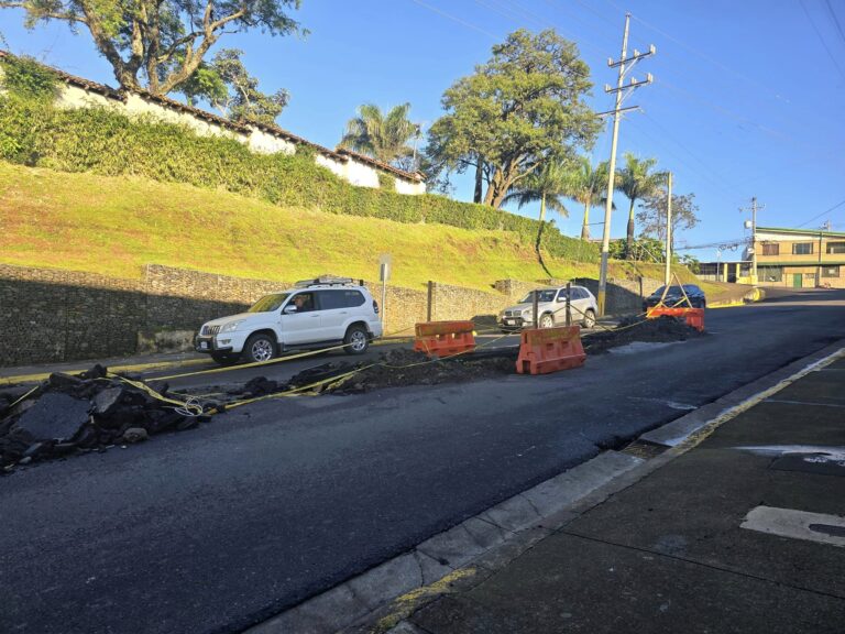 AÚN ESTÁ ABIERTO EL PASO POR EL BAJO DE LAS CLOACAS EN HEREDIA