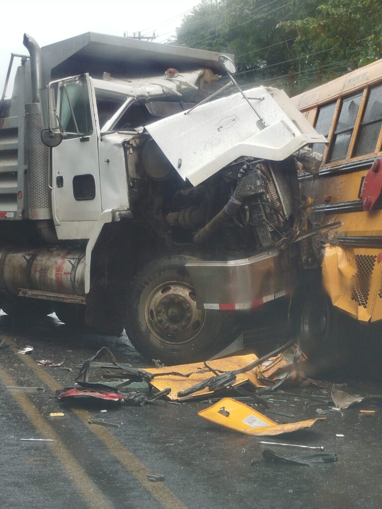 DOS FALLECIDOS EN CHOQUE DE BUS Y VAGONETA