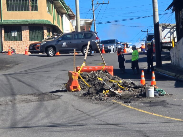 YA ESTÁ CERRADO EL PASO EN EL BAJO DE LAS CLOACAS, PARA REPARAR HUNDIMIENTO