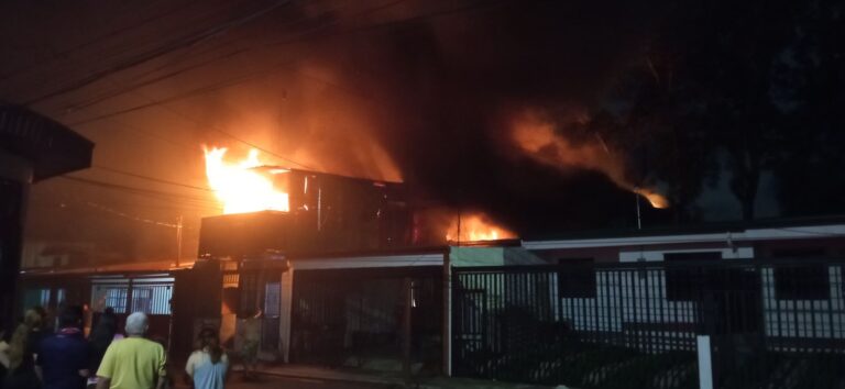DOS VIVIENDAS CONSUMIDAS POR EL FUEGO EN RESIDENCIAL LAS FLORES