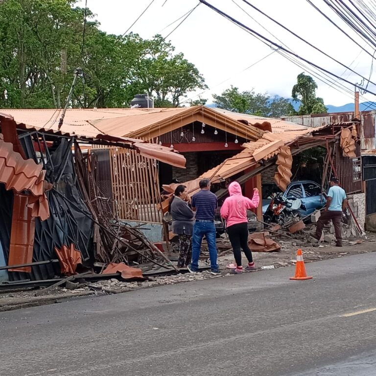 CAMIÓN SE LLEVA CARRO Y TERMINA CONTRA VIVIENDA EN SAN PABLO DE HEREDIA