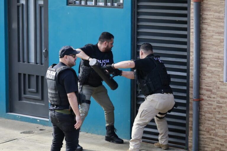 Allanamiento en Guararí, en casa de uno de los sospechosos por el doble homicidio. Imagen tomada de Diario Extra.