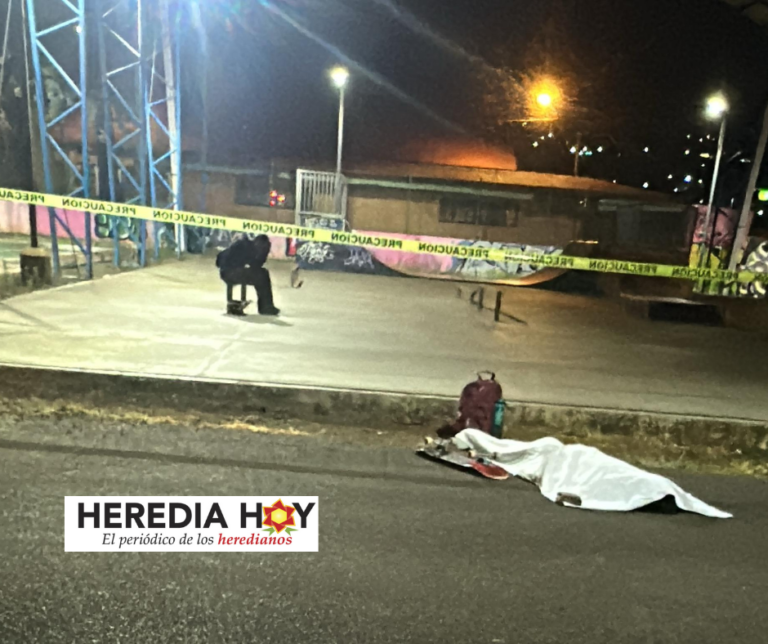 El cuerpo del menor quedó tendido en la vía pública.