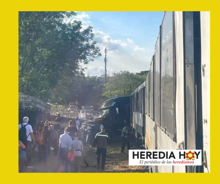 CAMIÓN COLISIONA CONTRA EL TREN EN SAN JOAQUÍN DE FLORES