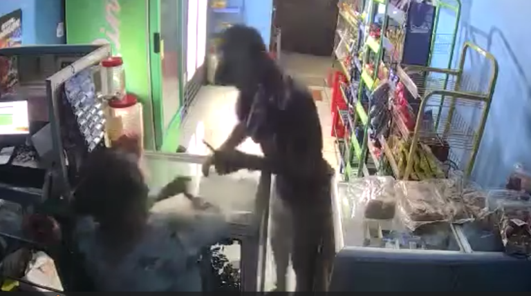 ABUELITA SE ENFRENTA CON «CARIÑO» A LADRÓN QUE LA AMENAZÓ CON PUÑAL