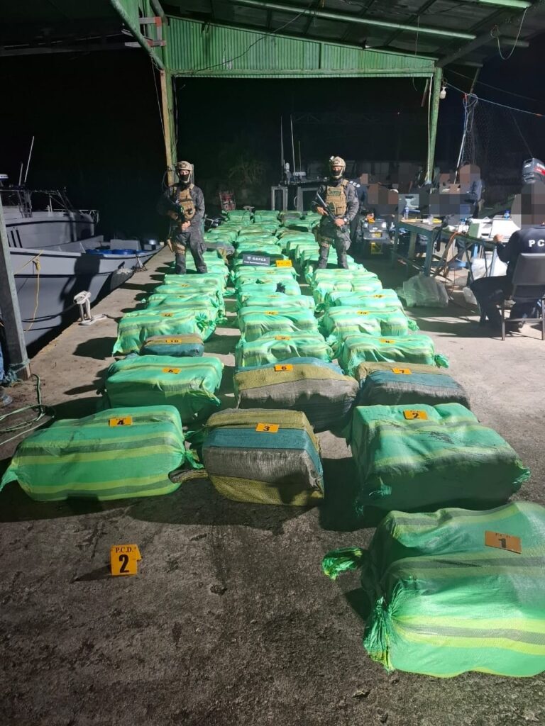 DECOMISAN DOS MIL KILOS DE MARIHUANA EN AGUAS DE LIMÓN