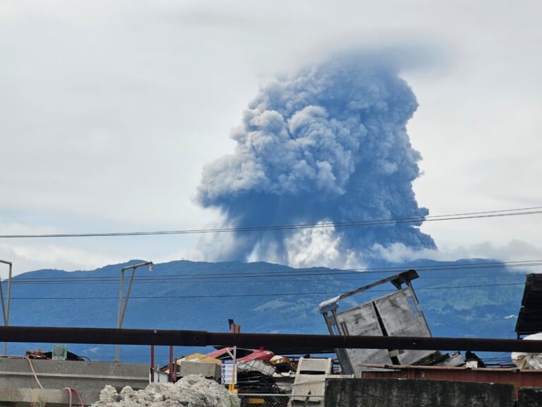 ALERTA ROJA EN EL PARQUE VOLCÁN POAS Y NARANJA EN CUATRO CANTONES