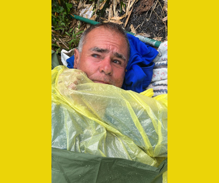 ADULTO MAYOR DUERME EN ORILLA DE CALLE, TRAS SALIR DEL HOSPITAL