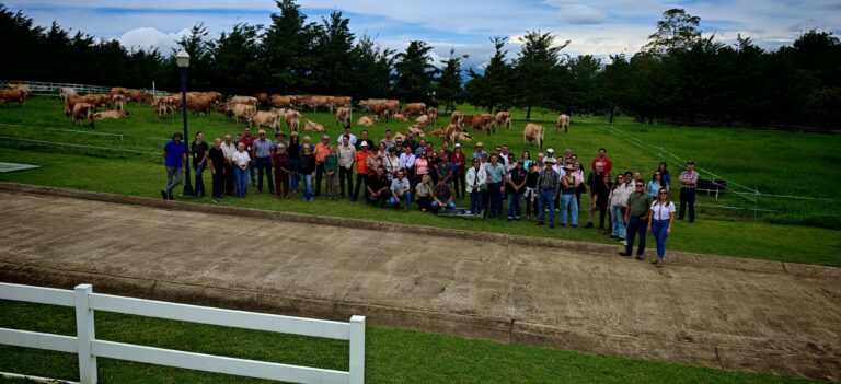 PRODUCTORES HEREDIANOS RECIBEN RECONOCIMIENTO POR SU DESEMPEÑO