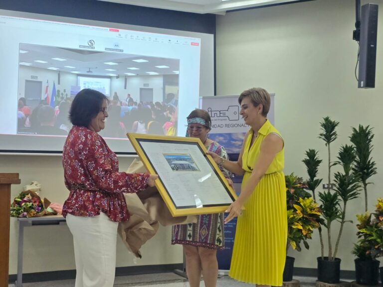 En la sede de INA en Heredia la celebración del 60 aniversario incluyó un pasacalle, baile al estilo de los años 60 y un acto protocolario en el que los trabajadores de la entidad le entregaron un reconocimiento a la directora de la Unidad Regional, Ana Gabriela González.