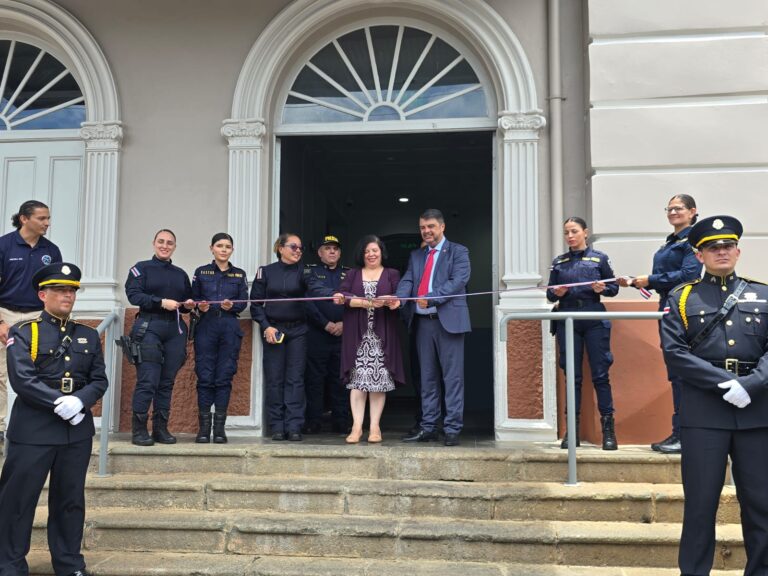 Momentos en que la alcaldesa de Heredia, Angela Aguilar y el ministro de Seguridad, Mario Zamora, cortan la cinta, para dar por inaugurada la restauración del edificio patrimonial.