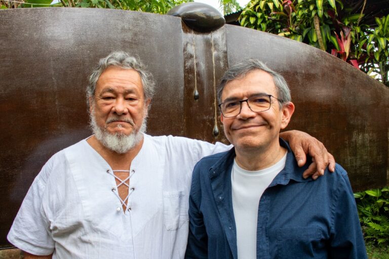 Aquiles Jiménez nació en 1954 en El Roble, Santa Bárbara de Heredia y recibió el Premio Nacional de Escultura Aquileo J. Echeverría en dos ocasiones. En la gráfica junto a Luis Ricardo Rodríguez, director de Tranvía Ediciones.