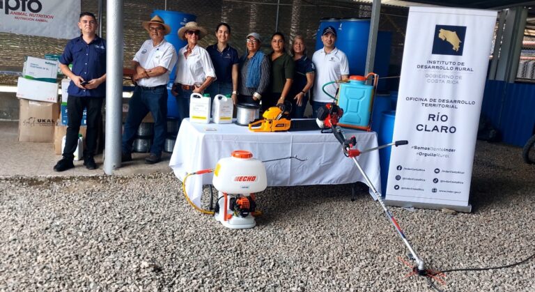 MUJERES GANADERAS DE LA ZONA SUR RECIBEN EQUIPO PARA EL MEJORAMIENTO DE SUS FINCAS