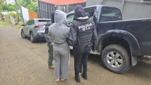 Menor de 17 años detenida por vinculación con homicidio de estadounidense.