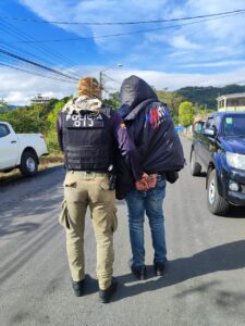 Detención de hombre de 22 años, de apellido Carrier, sospechoso de participar en el homicidio