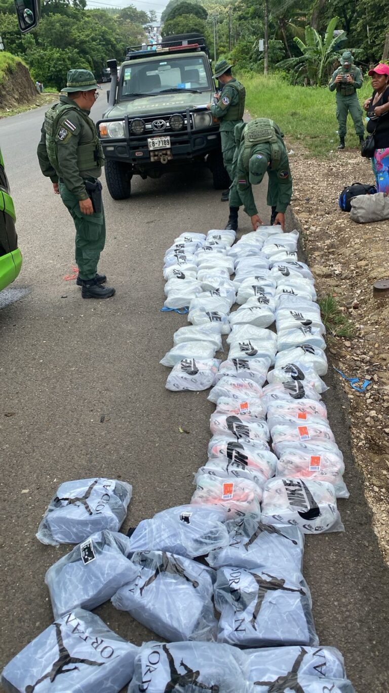 EN BUS, TRAÍAN 72 PARES DE ZAPATOS PARA VENDER EN EL PAÍS