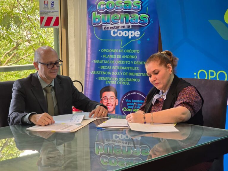 Jorge Solano representante de Coopemep y Marlene Villanueva del Sistema de Banca para el Desarrollo firman el convenio.