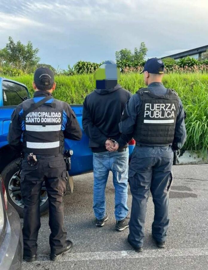 Detenido por portar marihuana y un arma.