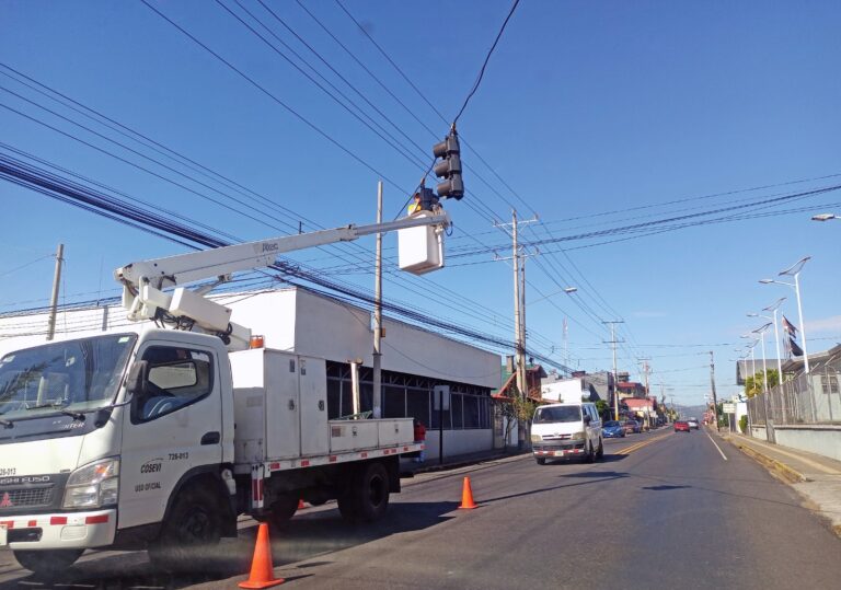 LLUVIAS AUMENTAN LAS FALLAS EN SEMÁFOROS; PIDEN REPORTES RÁPIDOS PARA AGILIZAR REPARACIONES
