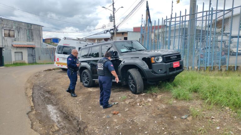 Los sospechosos junto al vehículo robado fueron detenidos frente al liceo de Guararí.
