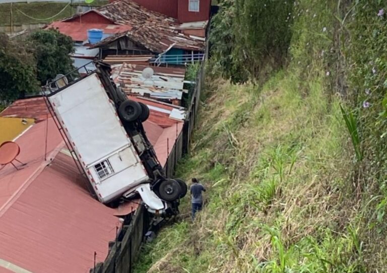 VEHÍCULO CAE SOBRE VIVIENDA EN SAN MIGUEL DE SANTO DOMINGO