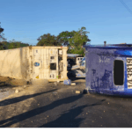 TRAILER «APLASTA» A DOS TRABAJADORES EN VUELCO