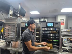 Los asistentes también compartieron con el personal del restaurante y conocieron parte de las iniciativas ambientales y de inclusión de la empresa, que recientemente llegó a la comunidad y que, como buen vecino, busca estrechar lazos con los distintos sectores locales.