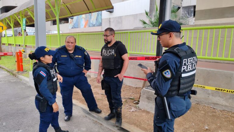 POLICÍAS RESCATAN RECIÉN NACIDO DE BASURERO