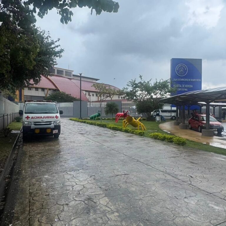 AMBULANCIAS «PARQUEADAS» EN HOSPITAL DE HEREDIA POR FALTA DE CAMILLAS
