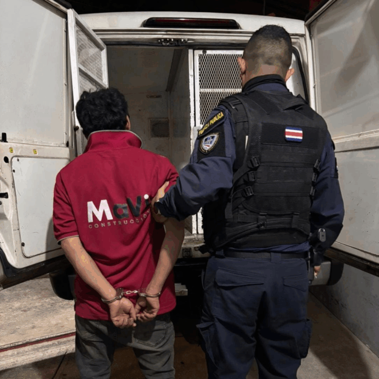 DETIENEN SOSPECHOSO DE ROBO EN HEREDIA